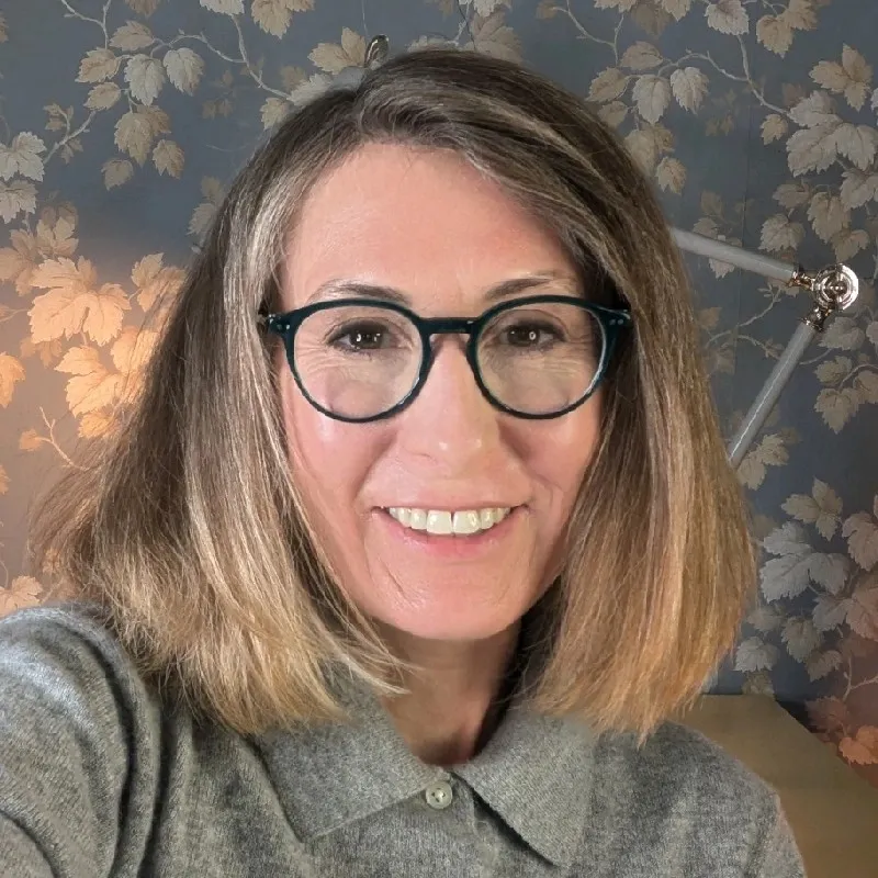 Leah Derus - Writer Profile